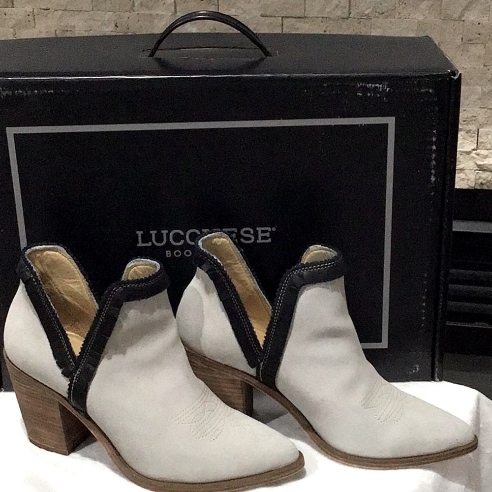 Lucchese bone suede shoo tie ankle boot size 6B